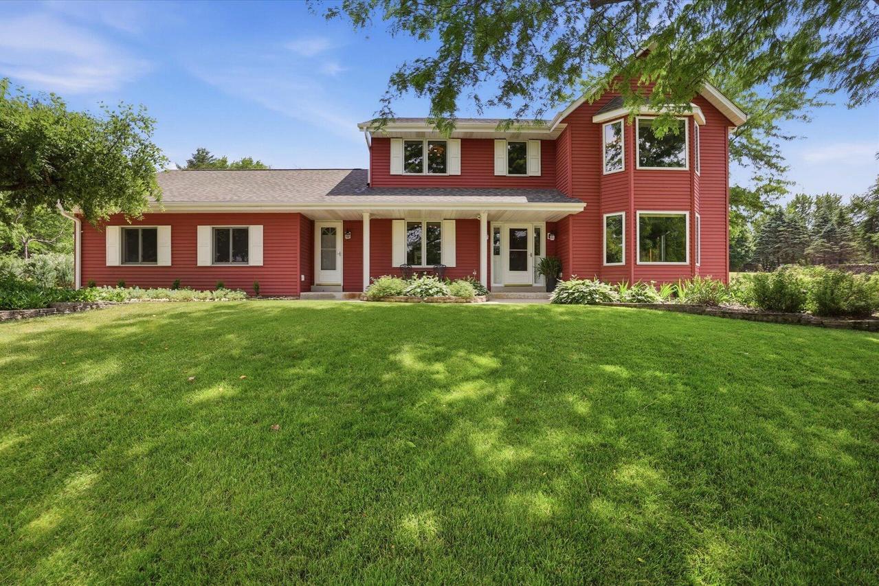W343N6980 W Circle Dr, Oconomowoc, WI 53066