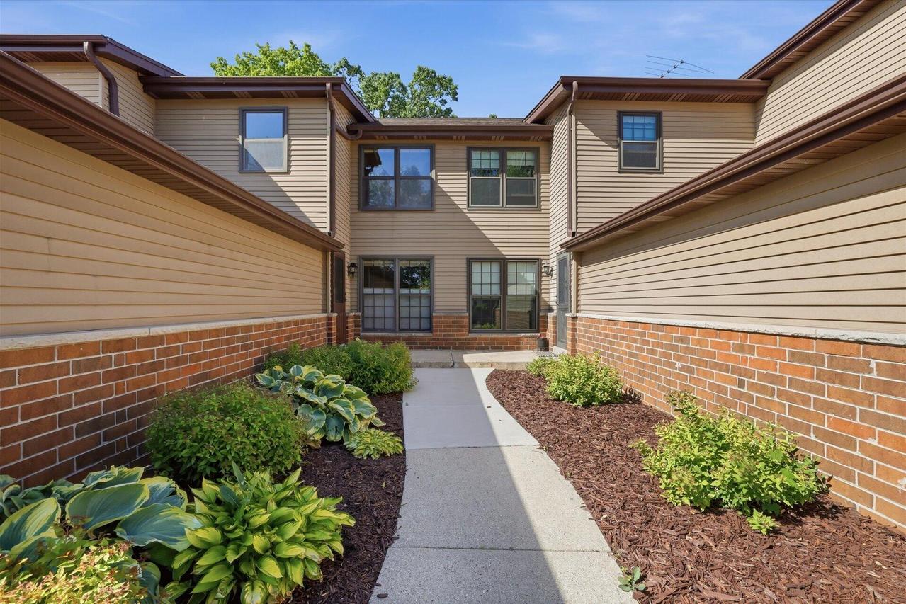 8116 S Forest Hills, Franklin, WI 53132