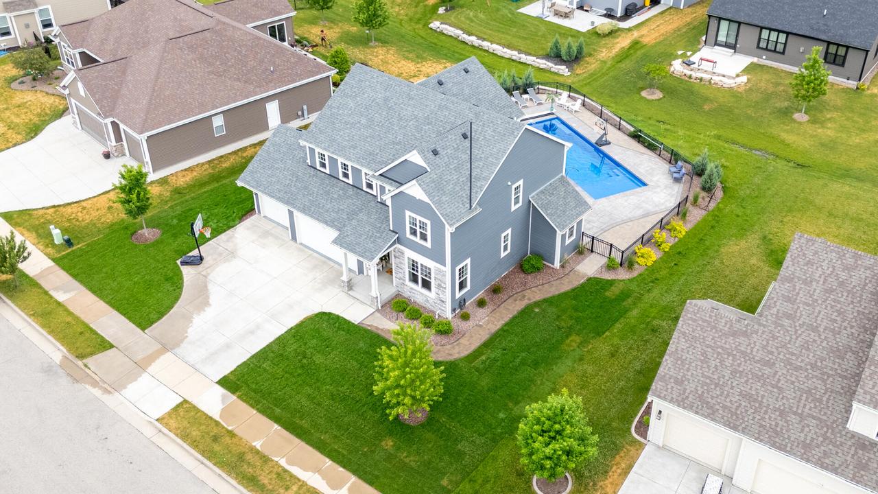 1384 Bluestem Trl, Oconomowoc, WI 53066