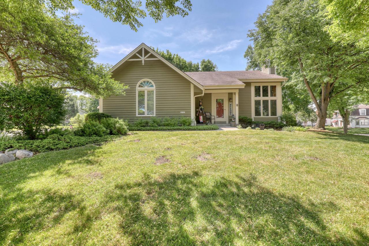 10929 W Hope Ave, Wauwatosa, WI 53222