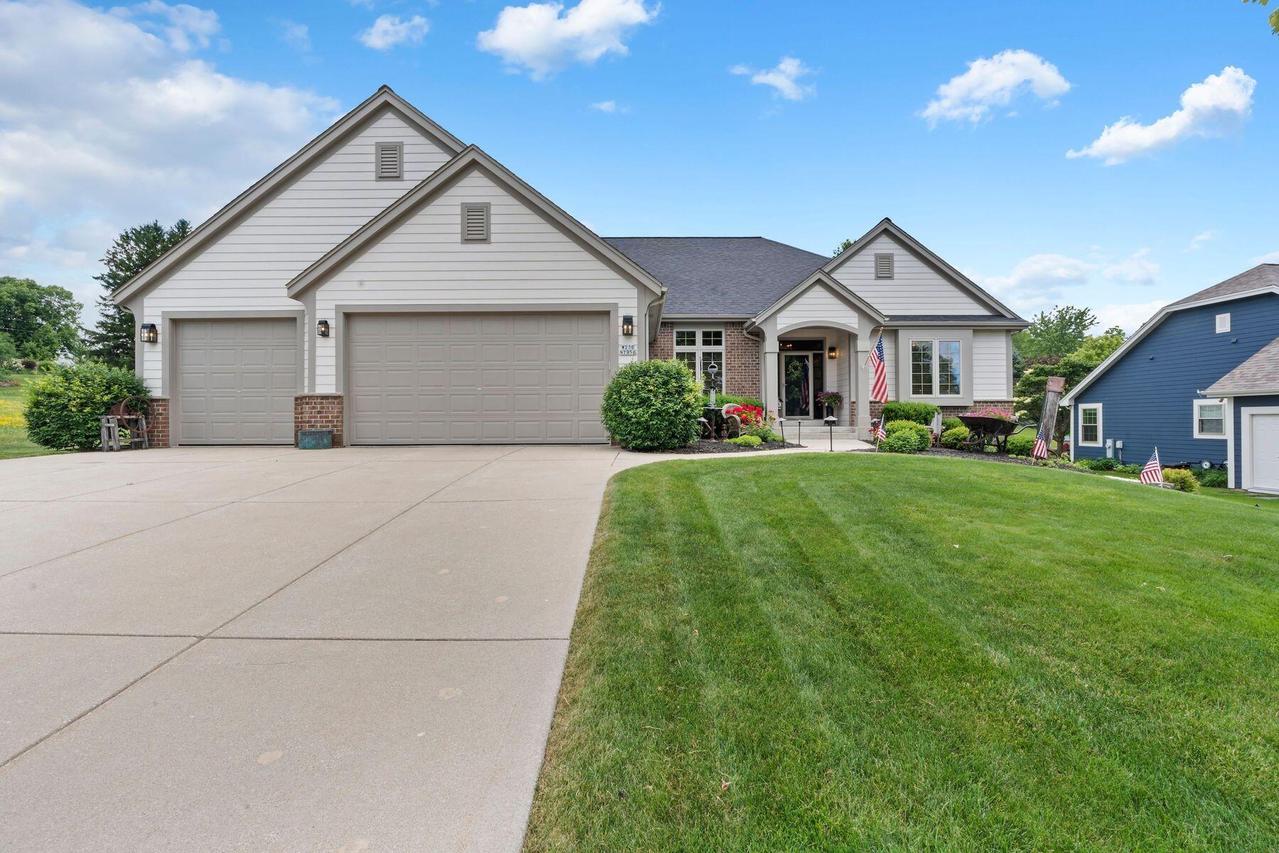 W230N7956 Bluebill Dr, Sussex, WI 53089