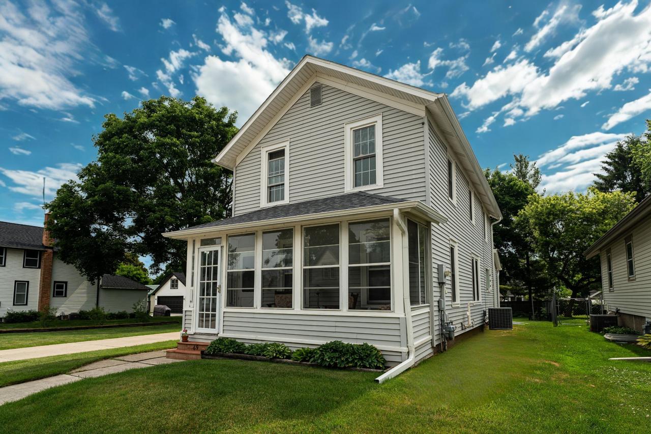 69 S Chestnut St, Oconomowoc, WI 53066