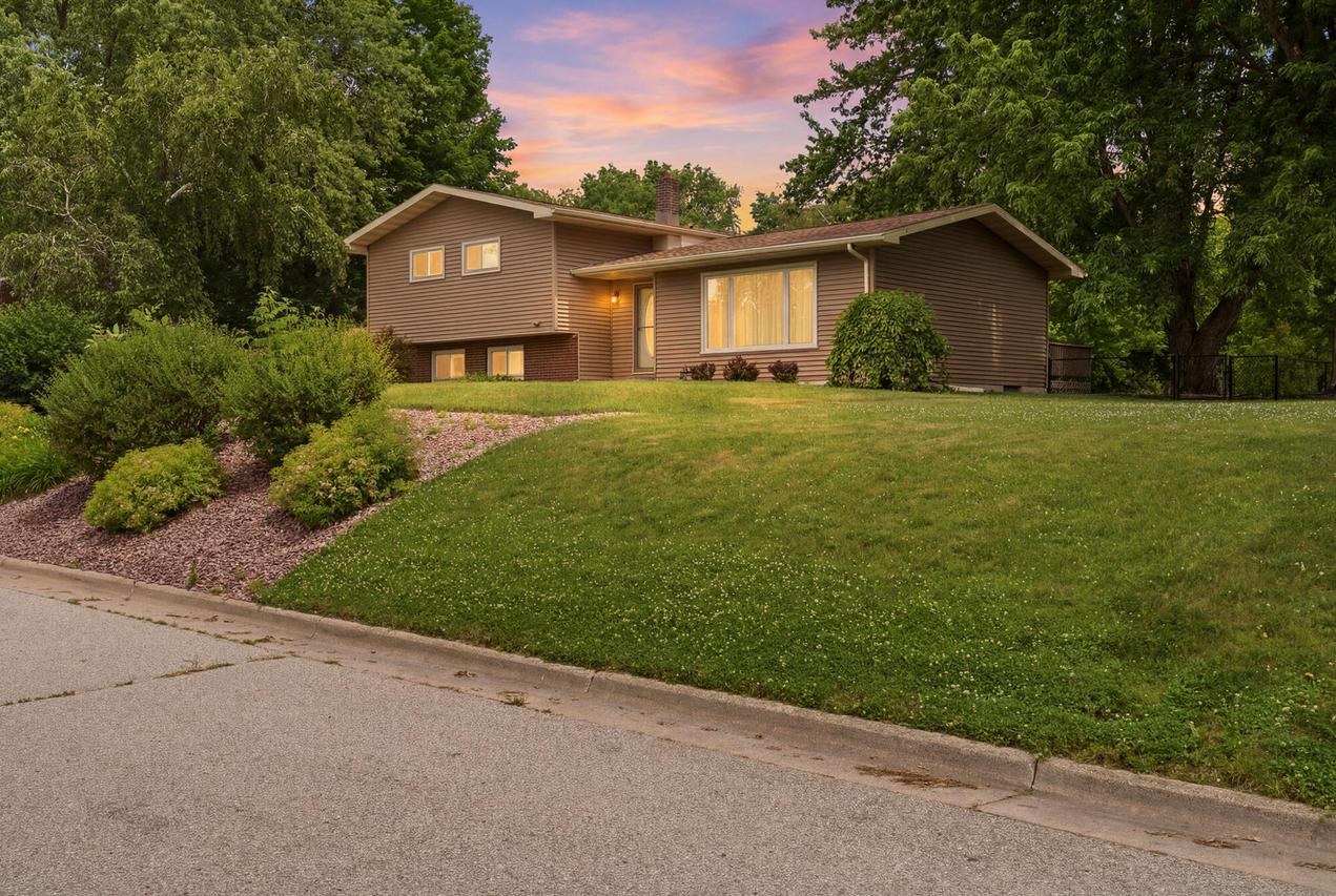 205 E 3rd Ave, Holmen, WI 54636