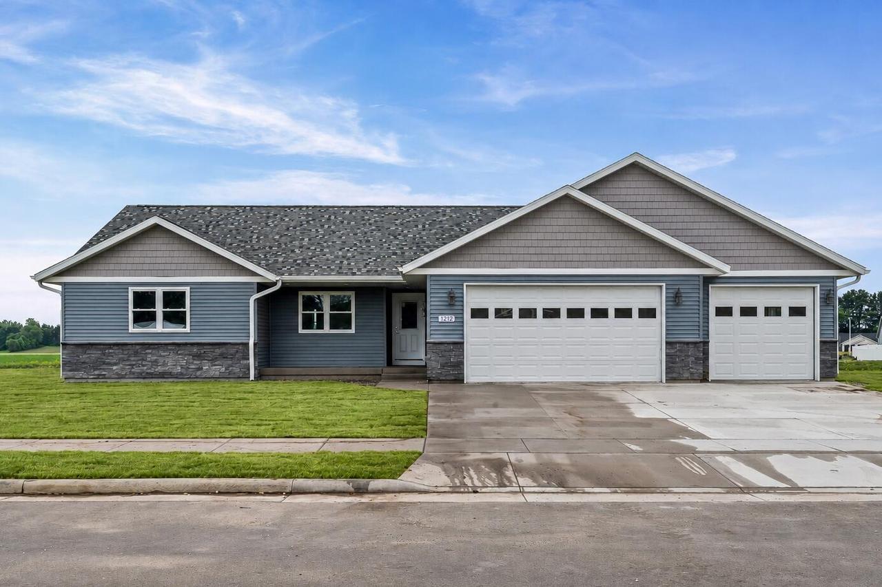 1212 Leo Dr, Holmen, WI 54636