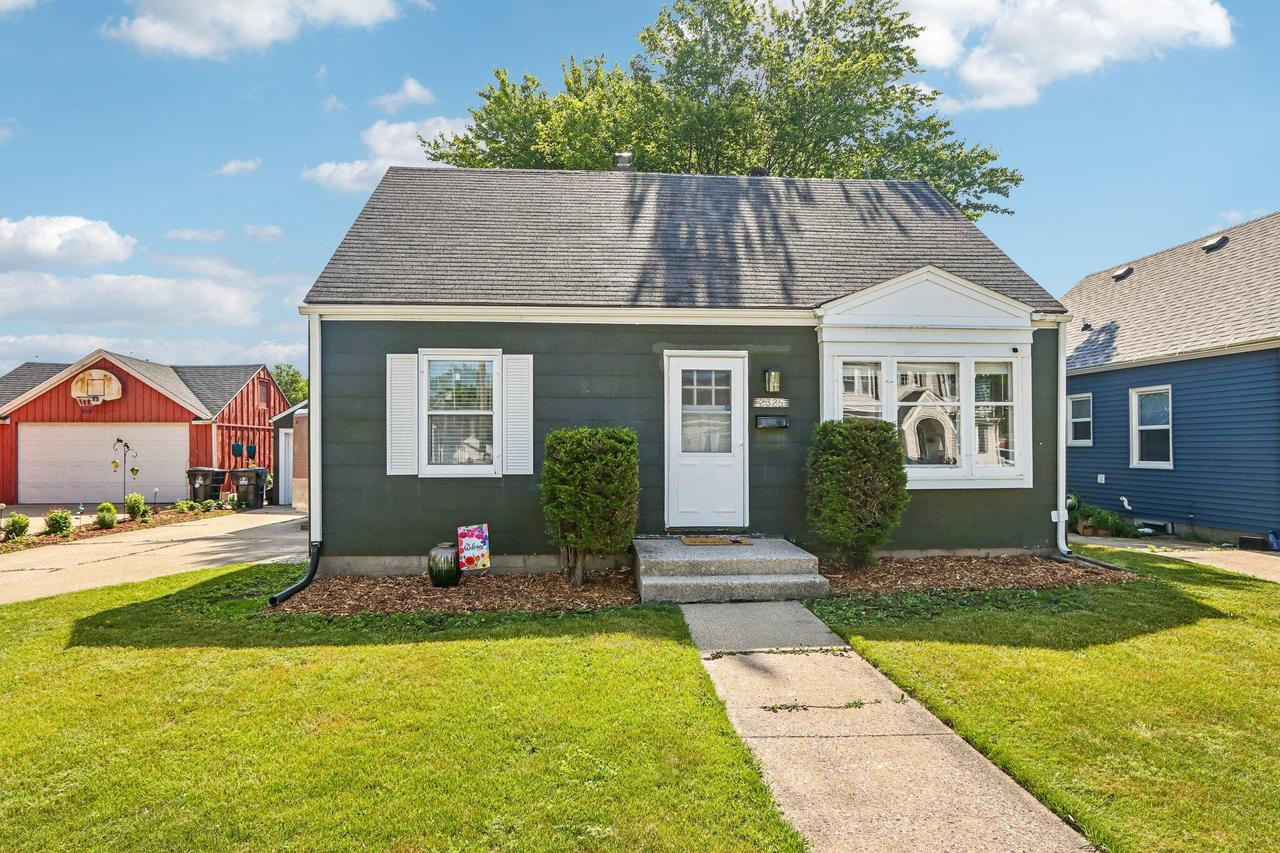2325 Coolidge Ave, Racine, WI 53403