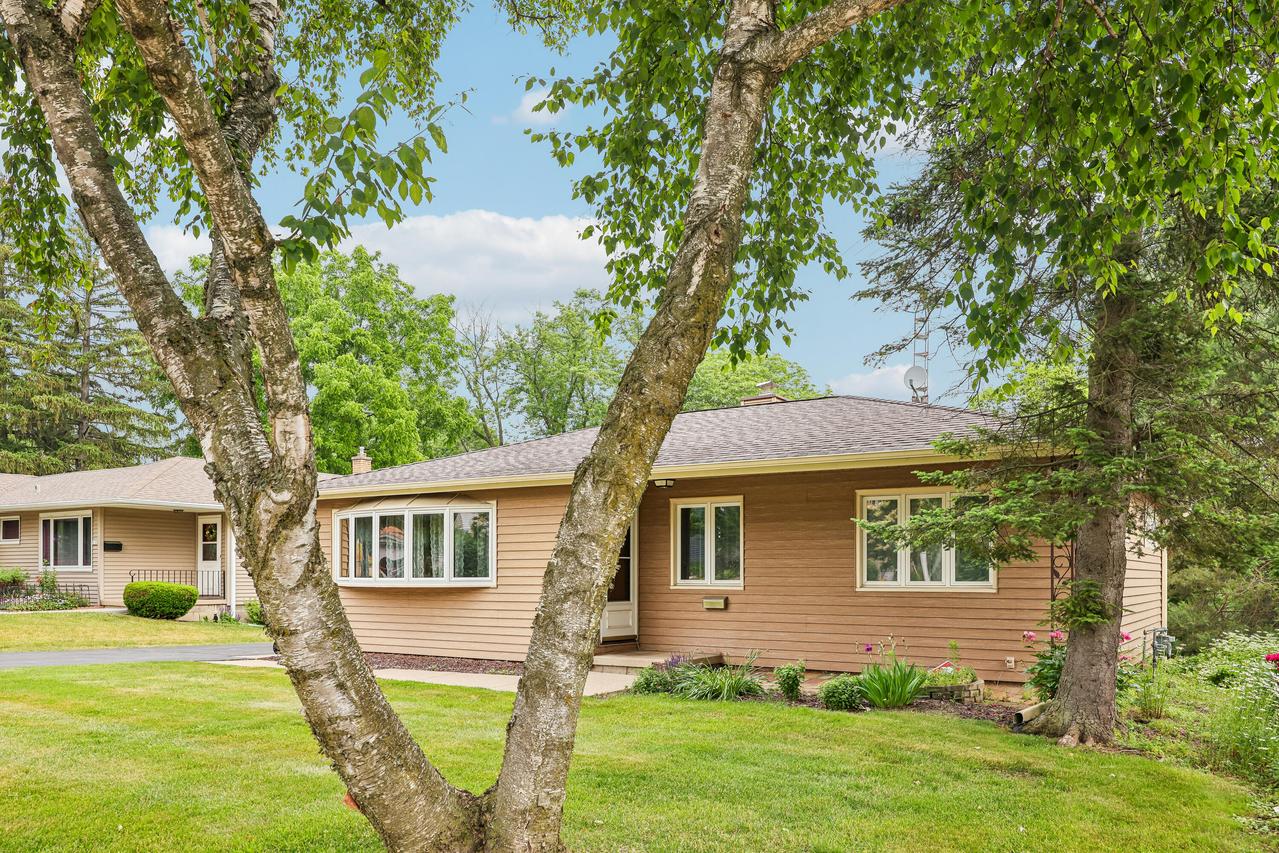 810 Summit Ave, Waukesha, WI 53188