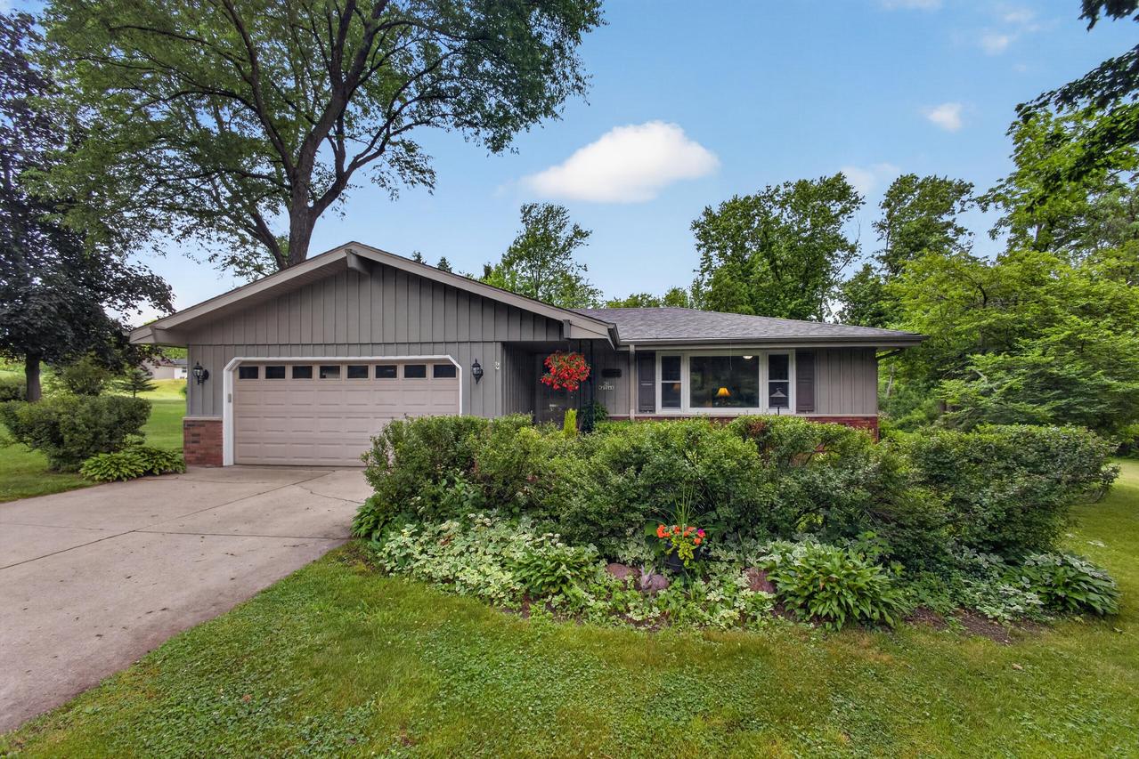 N2W27268 Lyles Dr, Pewaukee, WI 53188