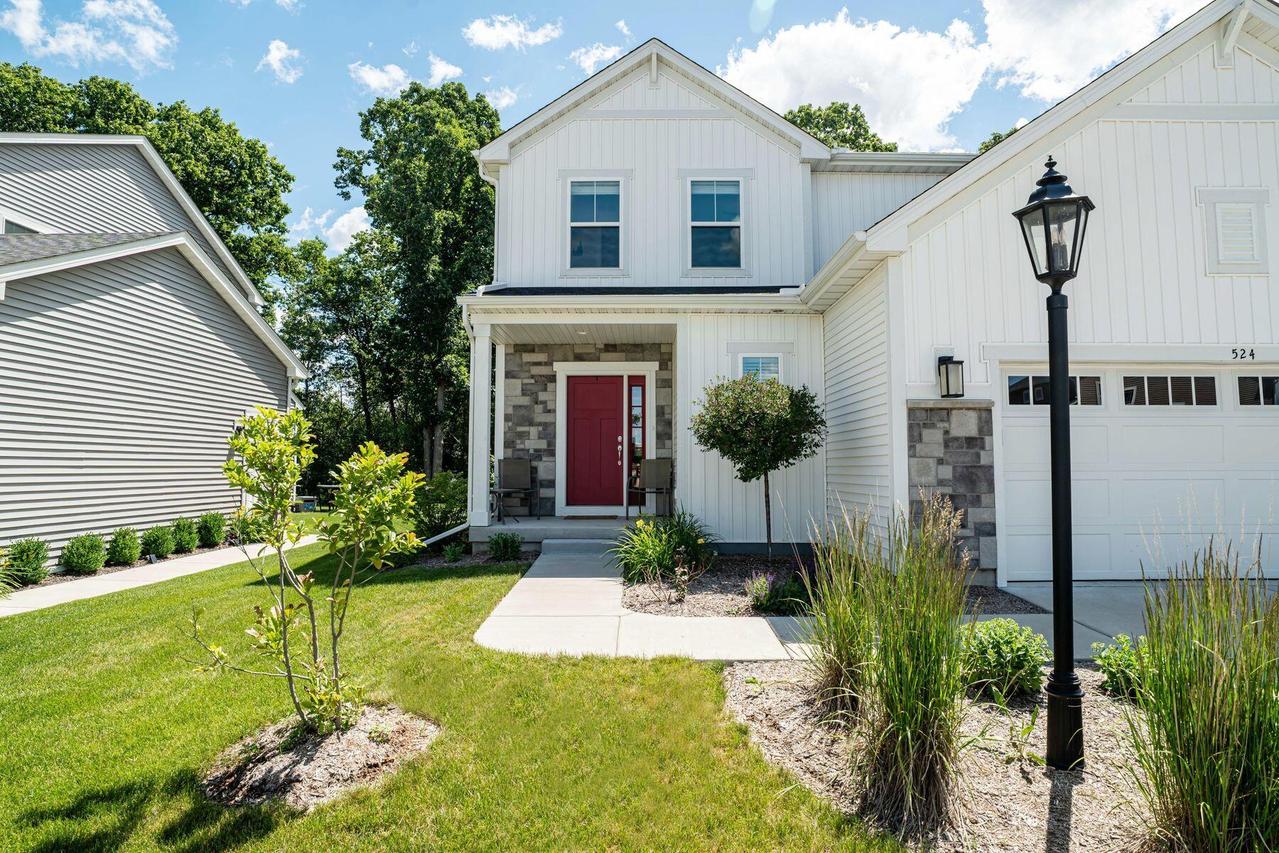 524 Wild Oak Rd, Hartland, WI 53029