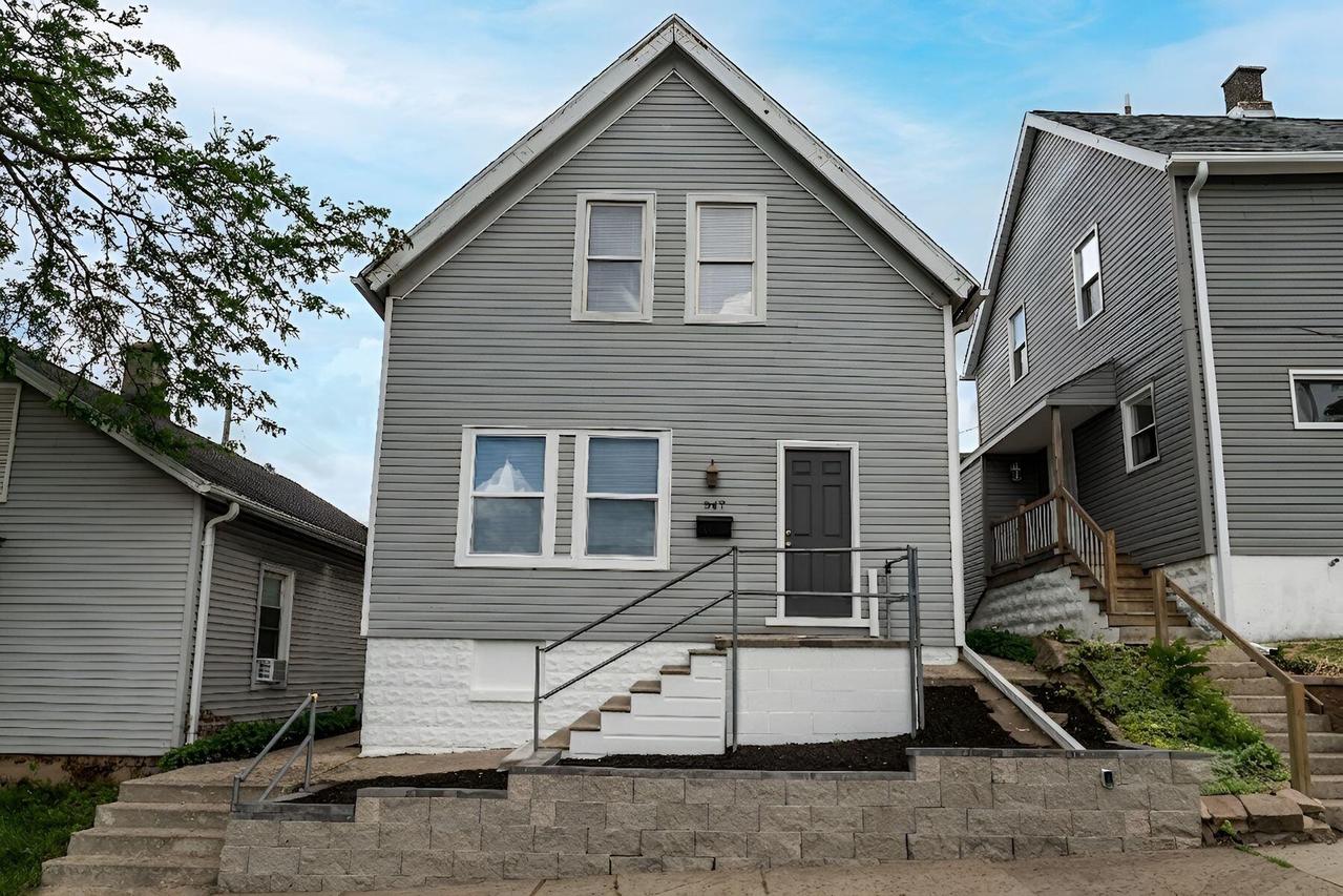 547 N 25th St, Milwaukee, WI 53233