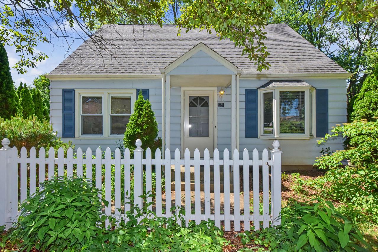W165N8607 Dardis Ave, Menomonee Falls, WI 53051