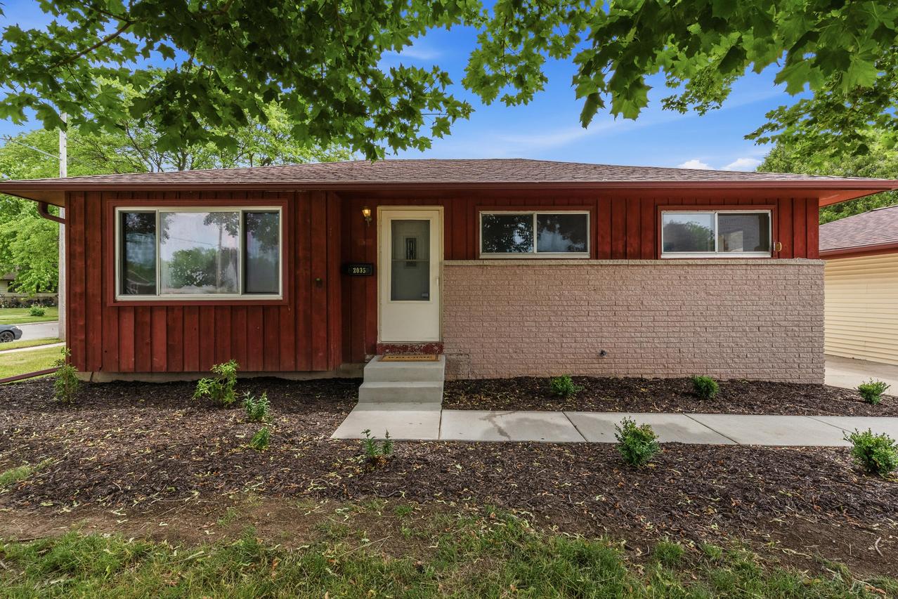 2035 Parkfield Dr, West Bend, WI 53090