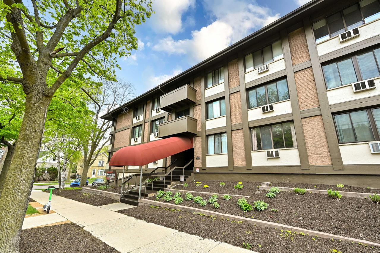 2025 E Greenwich Ave #110, Milwaukee, WI 53211