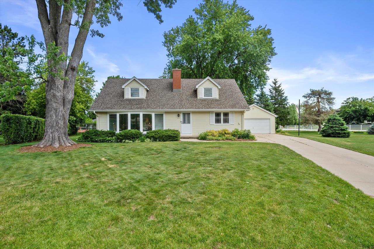 1077 Christopher Ct, Oconomowoc, WI 53066