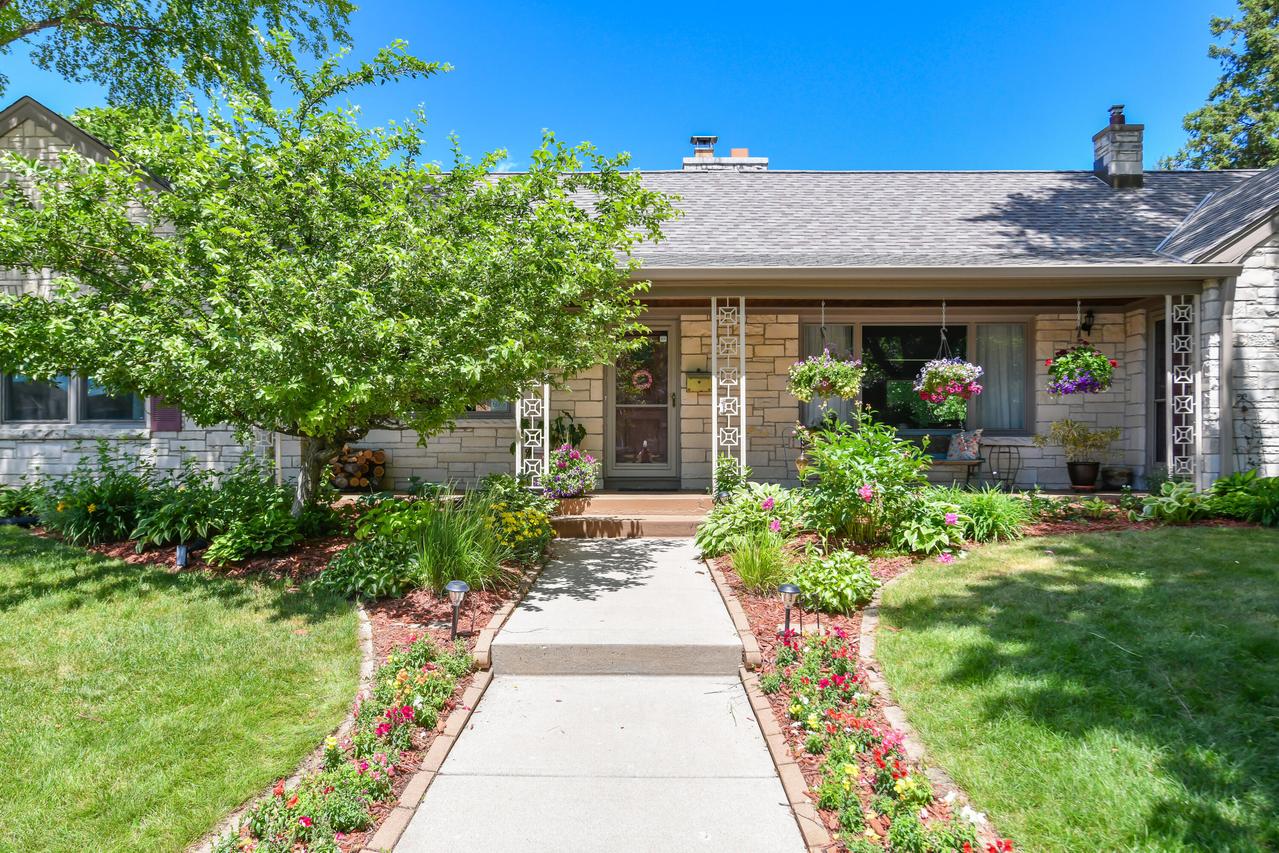 9740 W Center St, Milwaukee, WI 53222