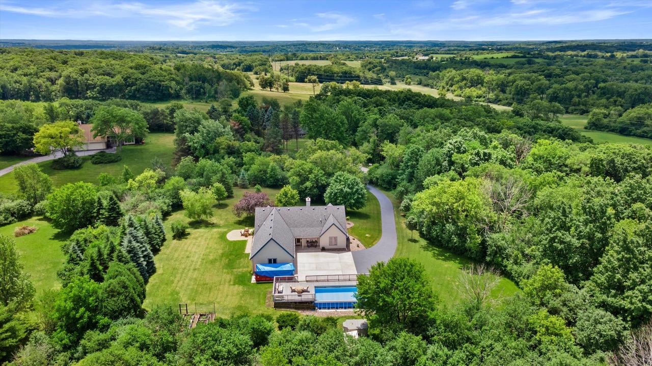 N2W29732 Blodwen Dr, Delafield, WI 53188