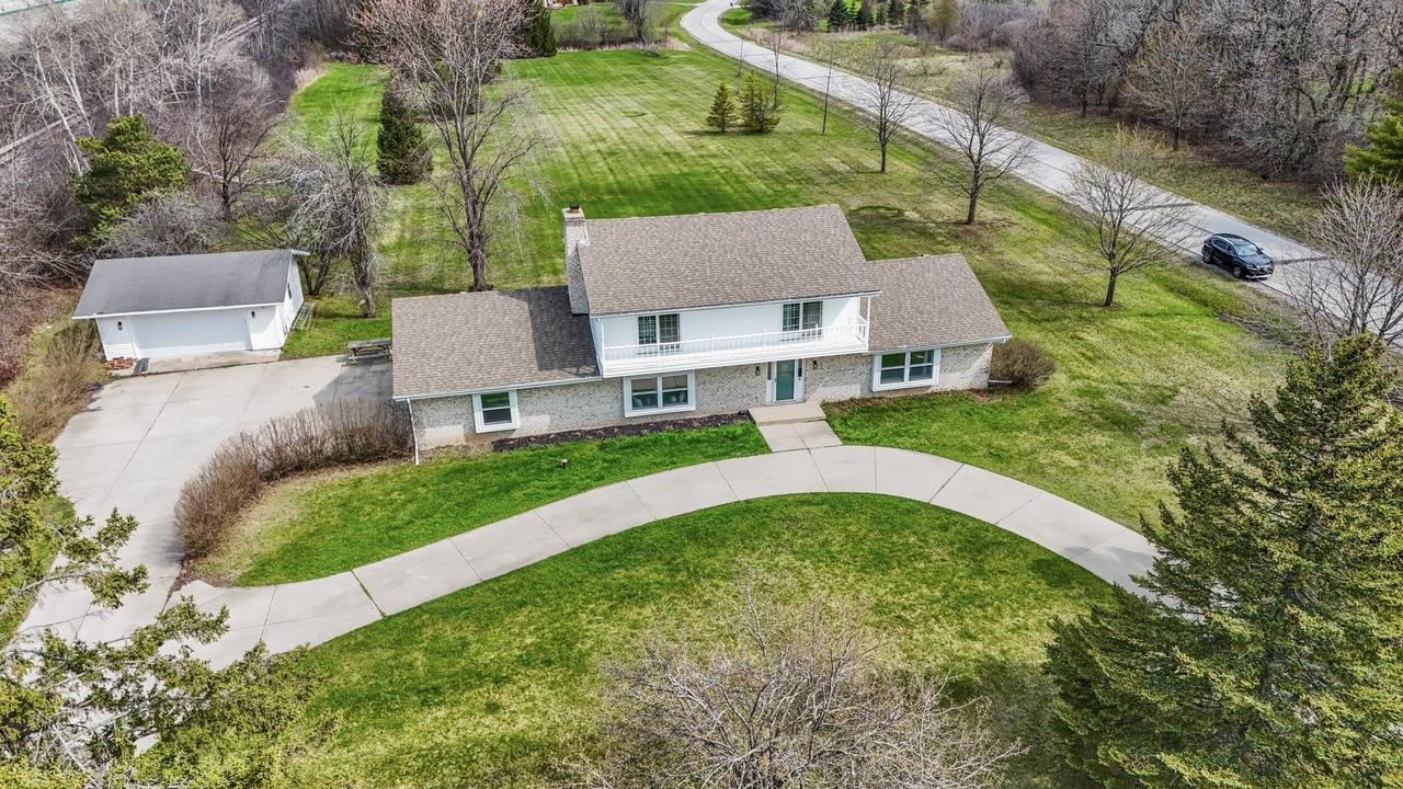 812 W Glen Oaks Ln, Mequon, WI 53092