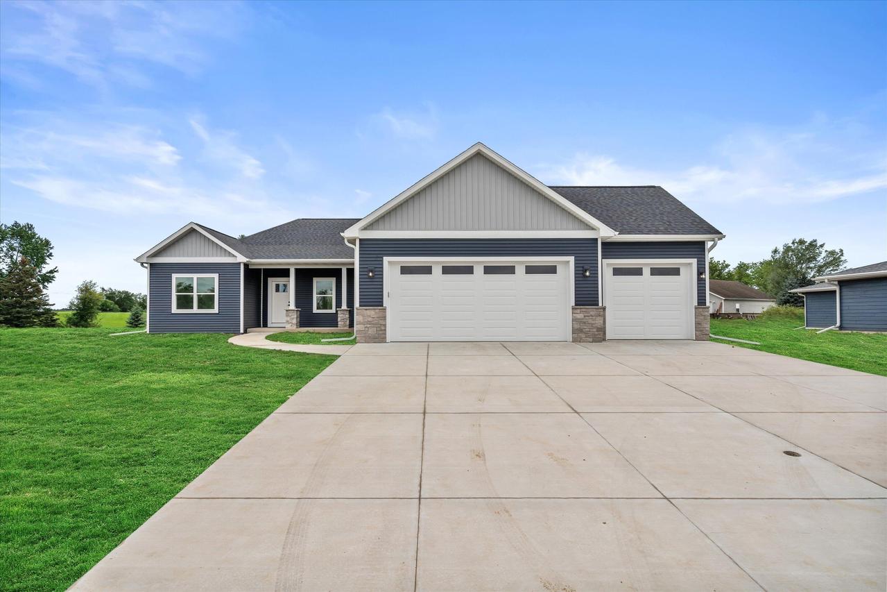 130 Ervalice Ct, Random Lake, WI 53075