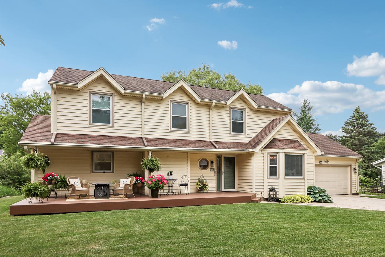 W61N840 Arbor Dr, Cedarburg, WI 53012