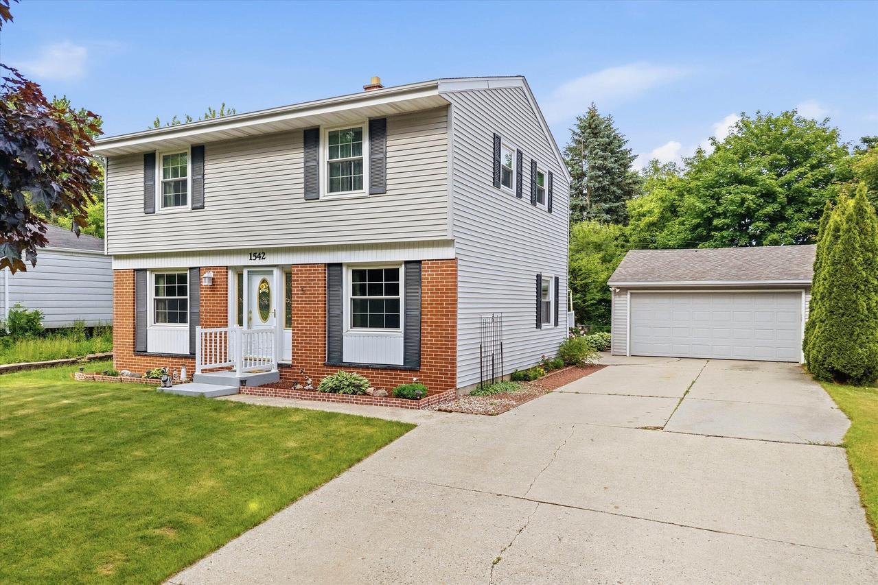 1542 N Lakeview Ave, Port Washington, WI 53074