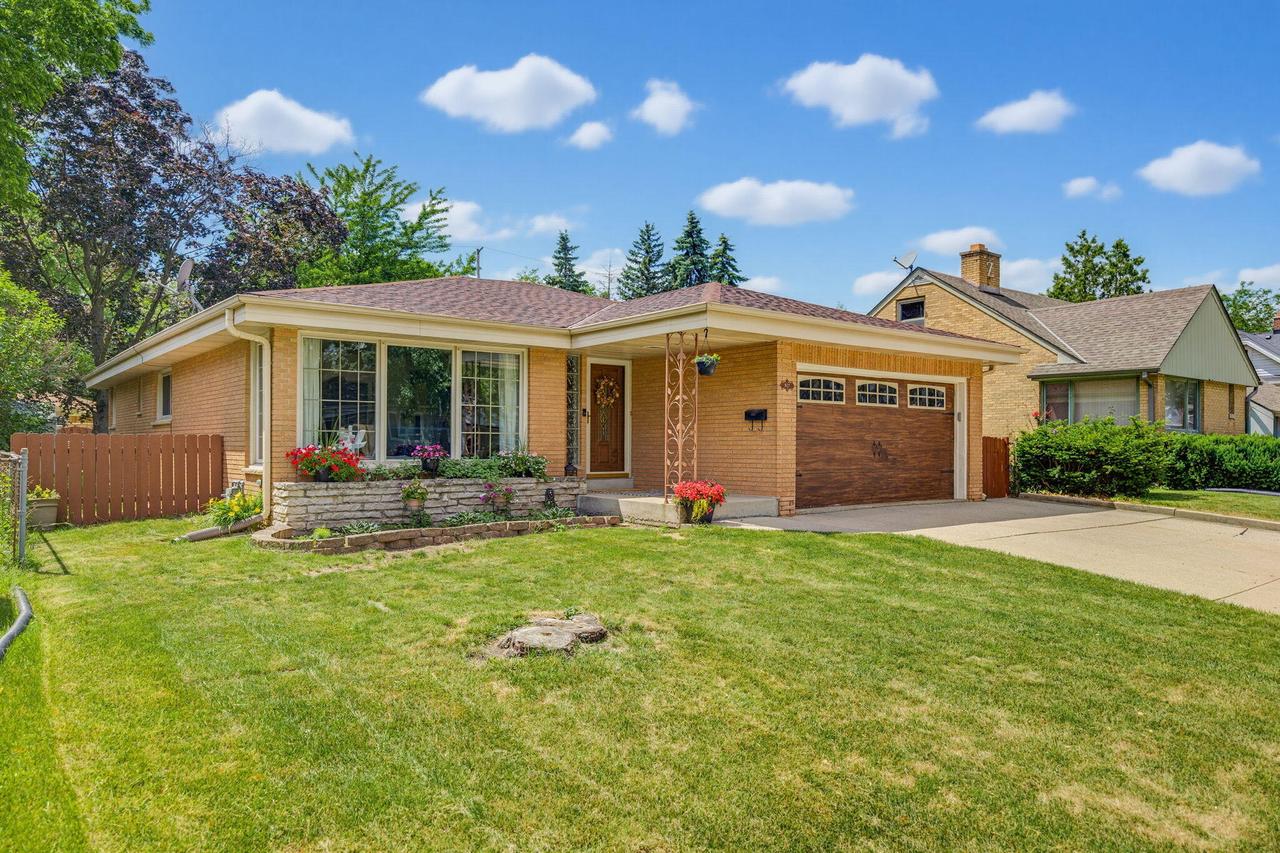 937 S 86th St, West Allis, WI 53214