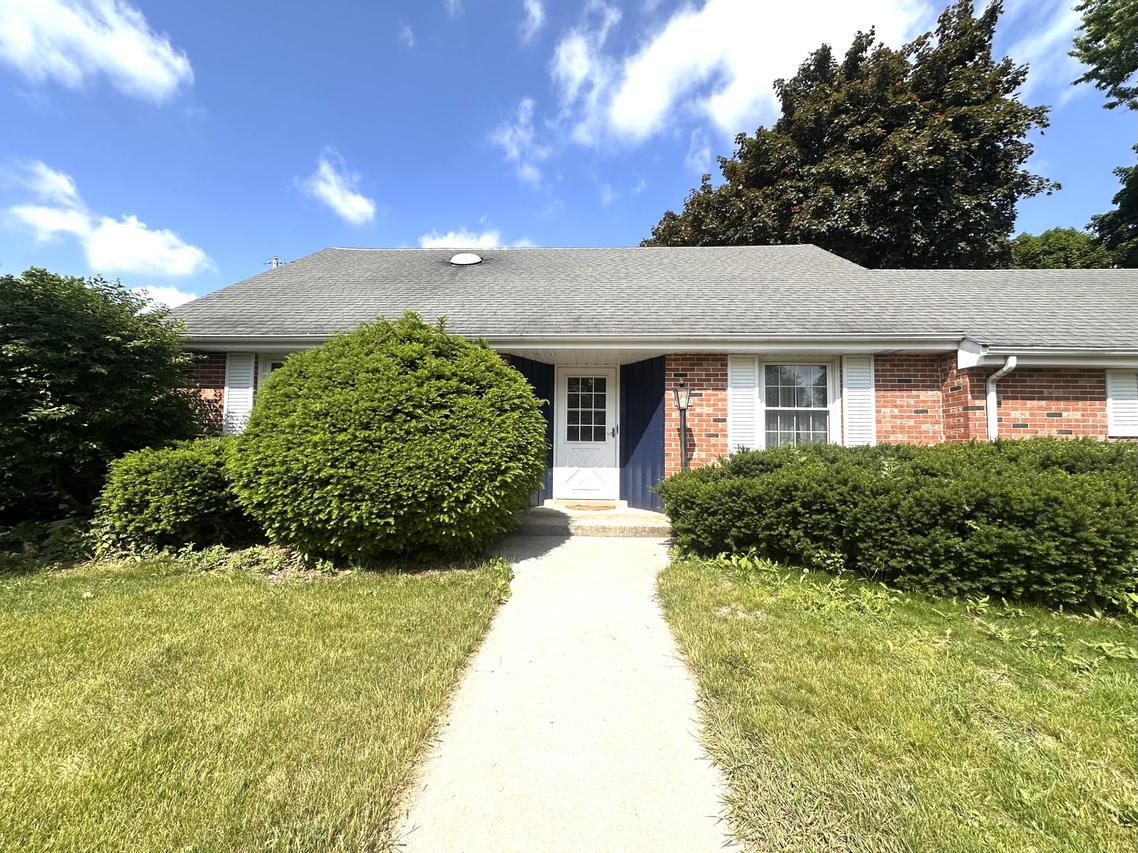 7911 S Verdev Dr, Oak Creek, WI 53154