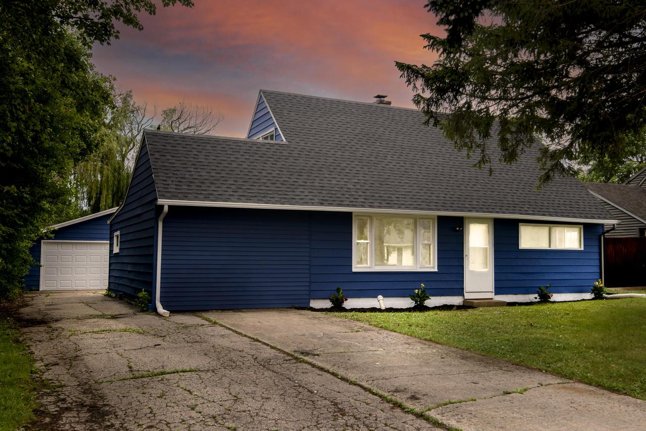 6908 W Allerton Ave, Greenfield, WI 53220