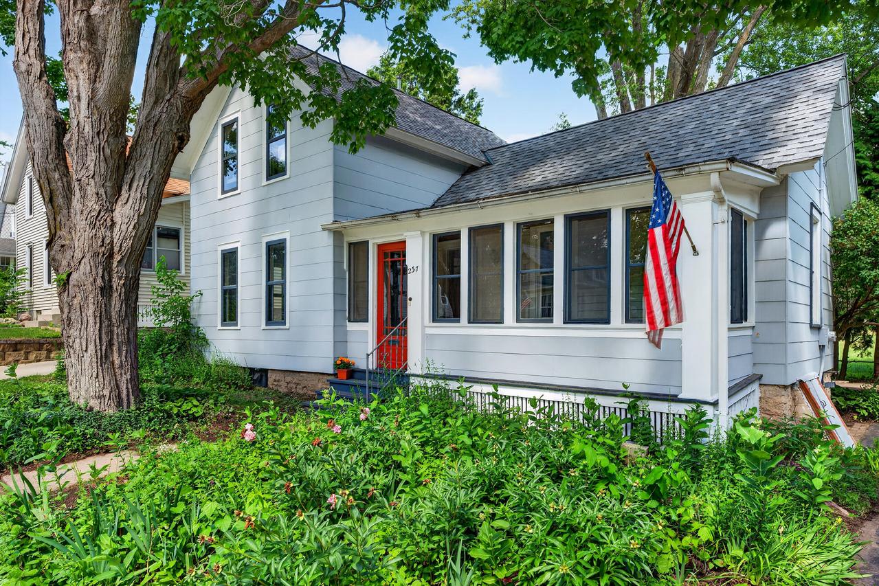 237 Waverly Pl, Waukesha, WI 53186