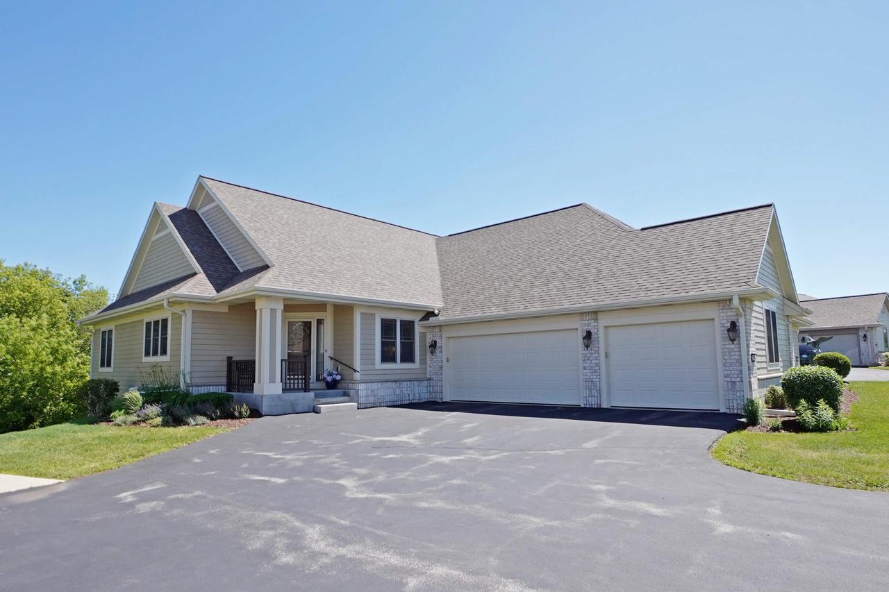 2914 W Villa Dr, Franklin, WI 53132