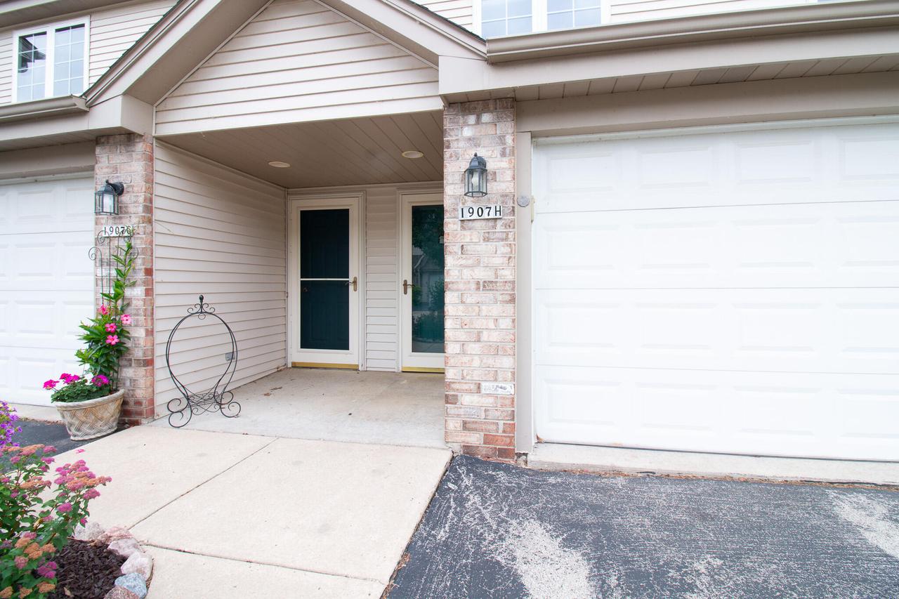 1907 Mallard Pointe Cir #H, Waukesha, WI 53189