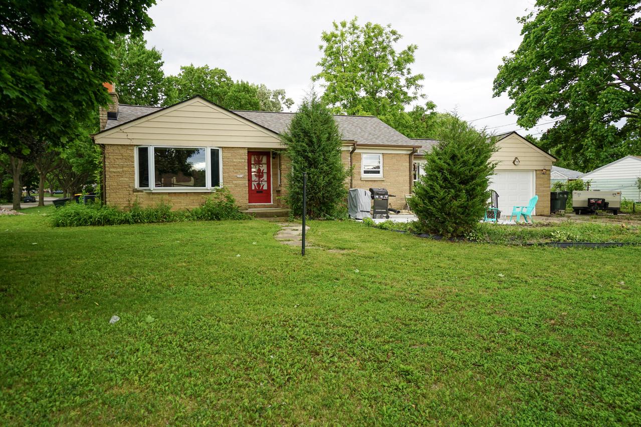 2914 S 76th St, West Allis, WI 53219