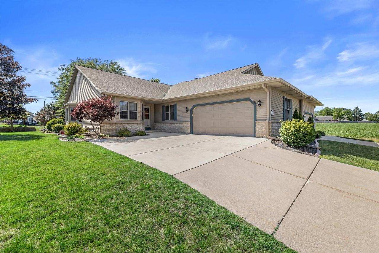 W155N6631 Blue Heron Dr, Menomonee Falls, WI 53051