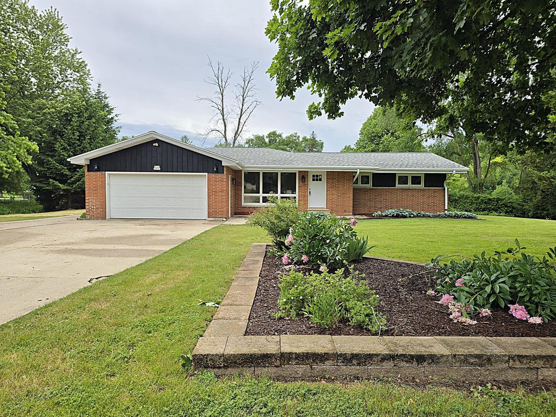 W136N7015 Claas Rd, Menomonee Falls, WI 53051