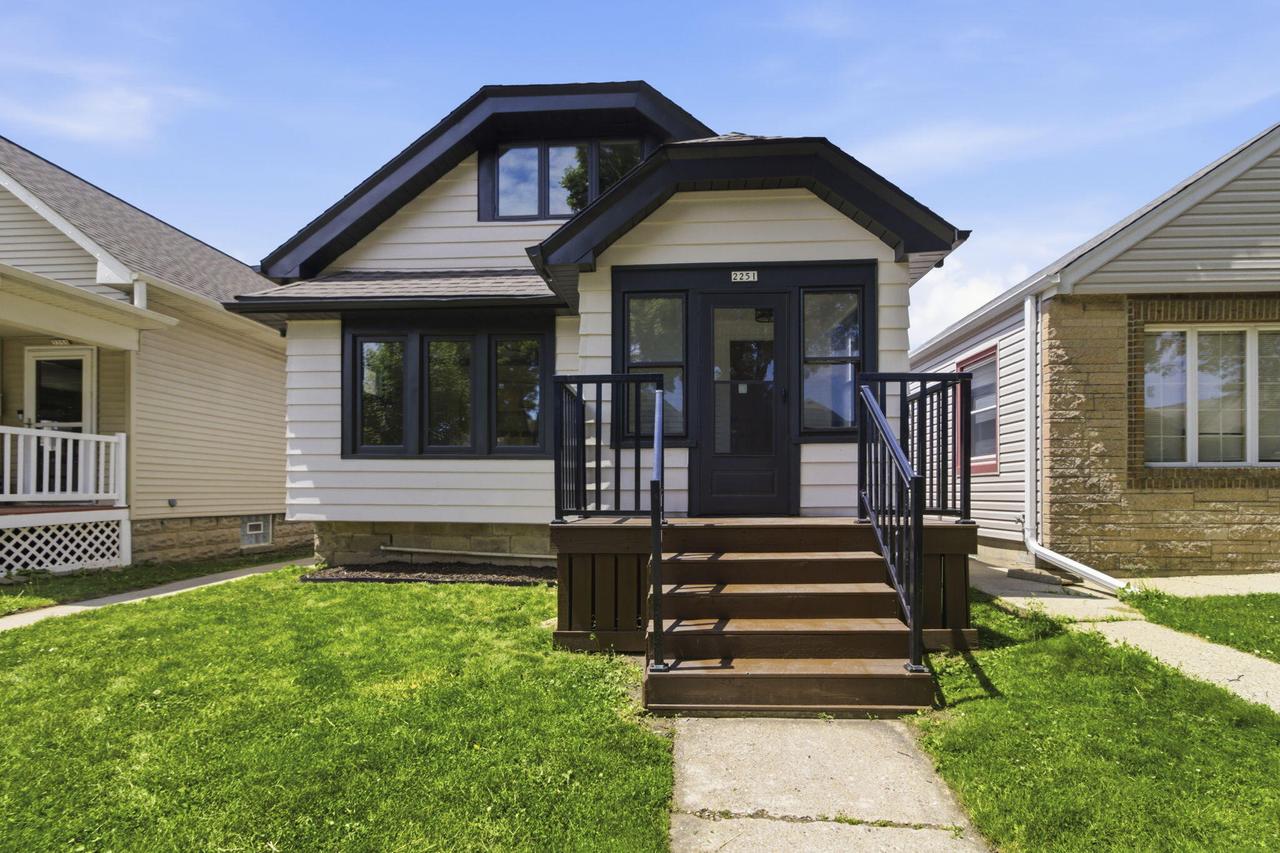2251 S 73rd St, West Allis, WI 53219