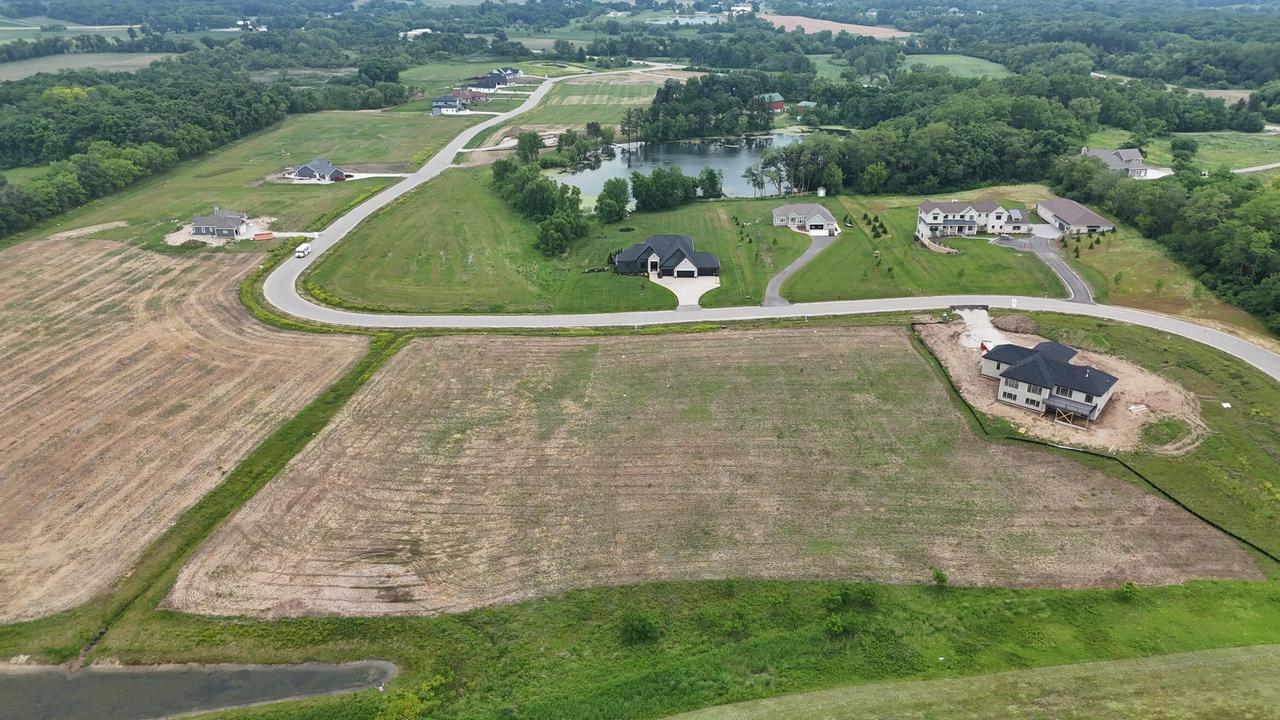 1011 Beere Ln, Rochester, WI 53105