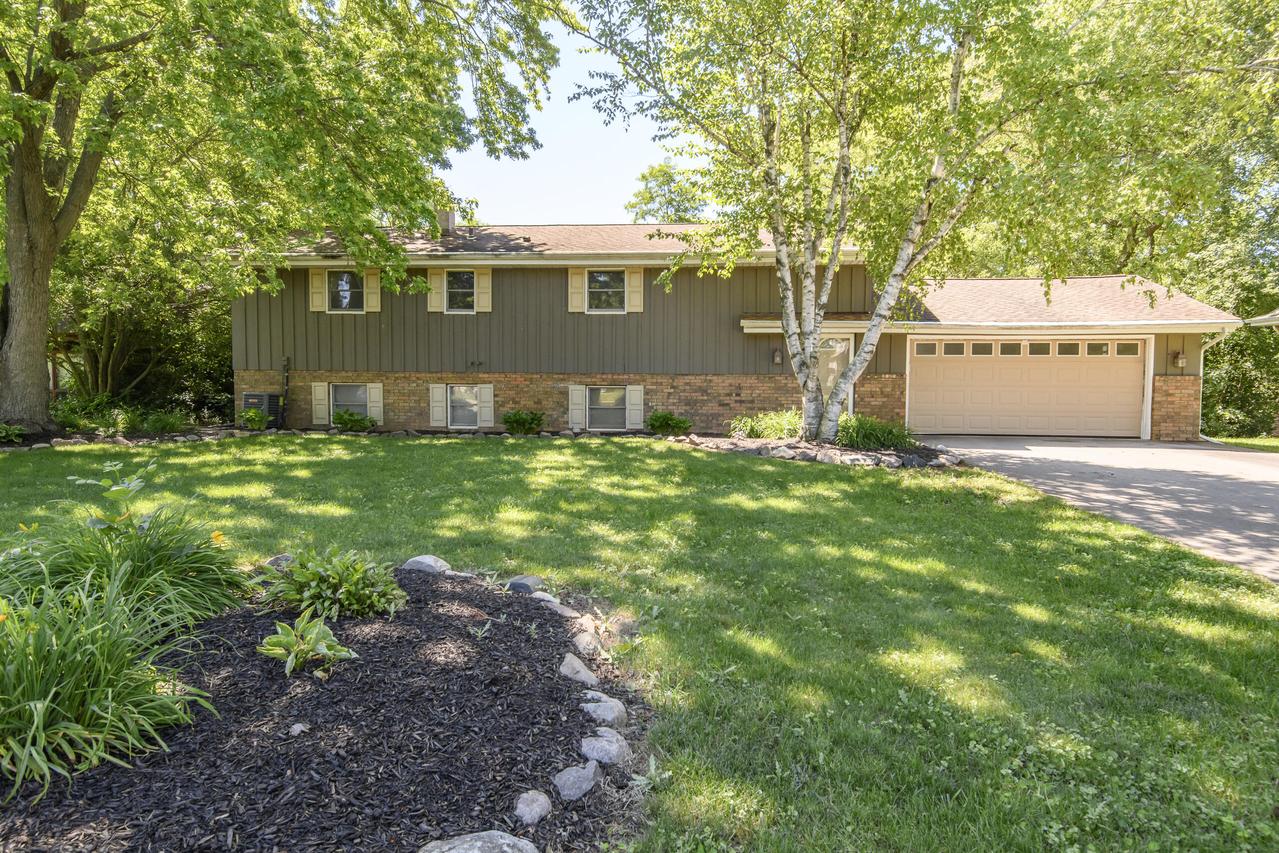 705 Fox Knoll, Rochester, WI 53185