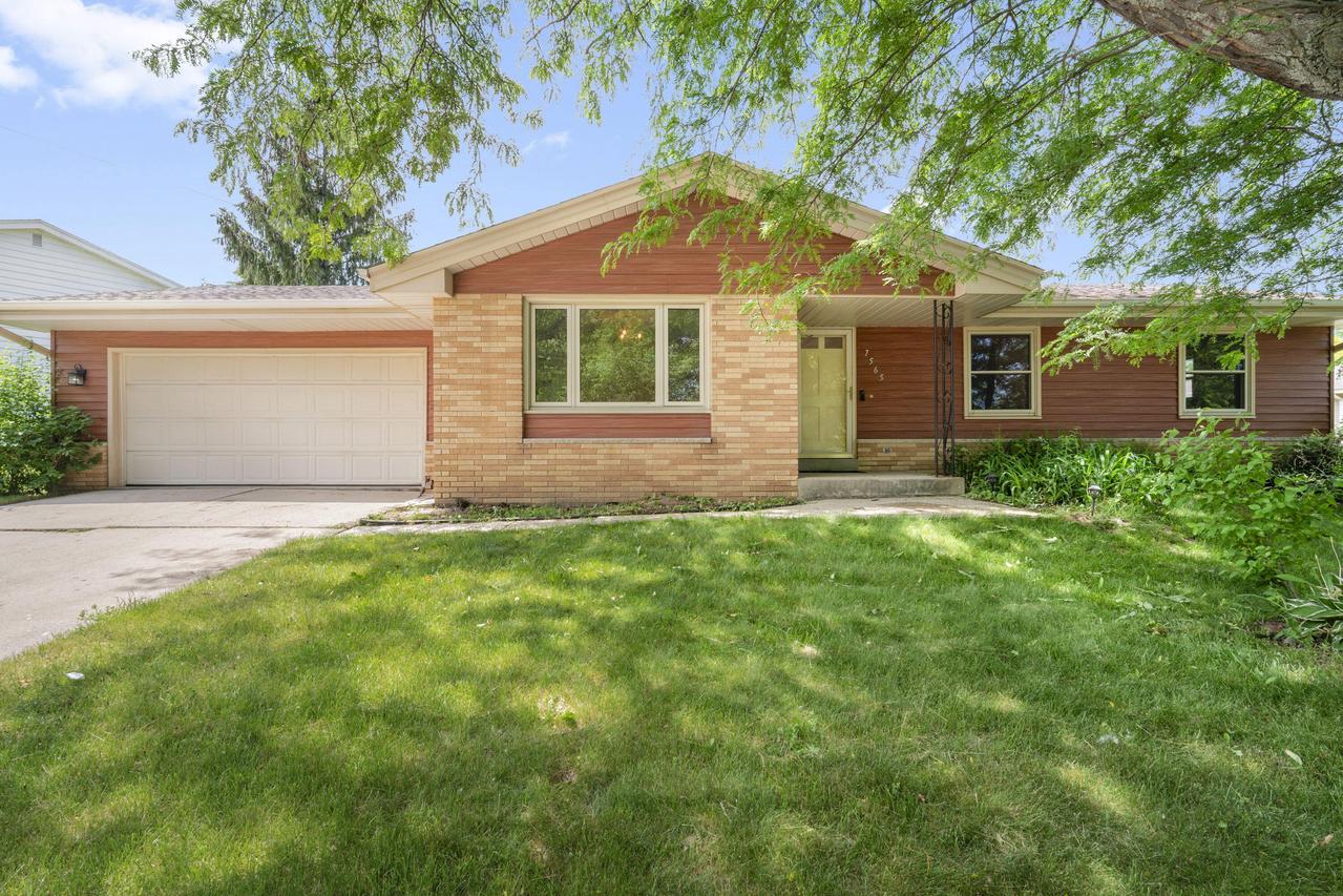 7565 S Lenox Ave, Oak Creek, WI 53154