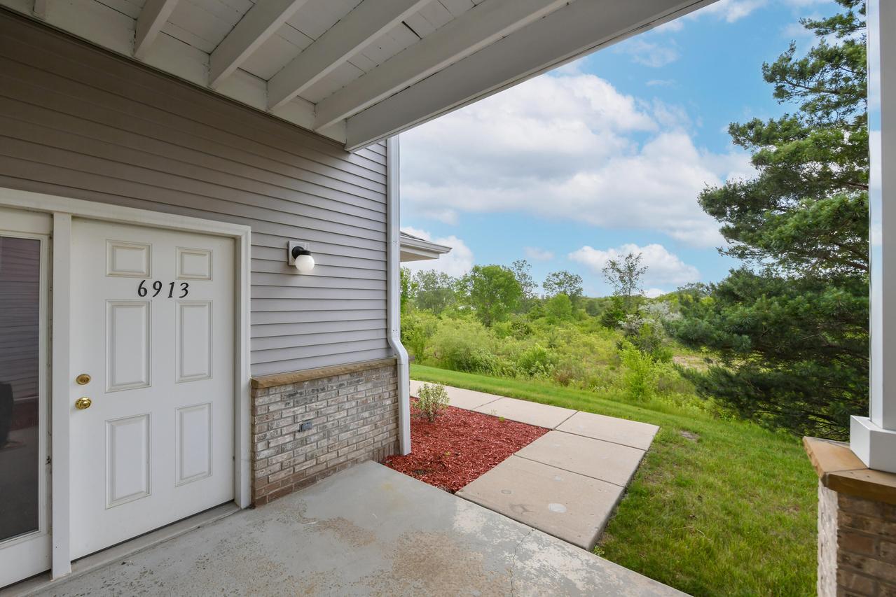 6913 S Rolling Meadows, Oak Creek, WI 53154