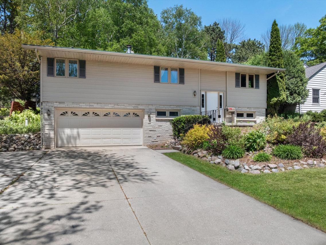 306 Fenway Ter, Manitowoc, WI 54220