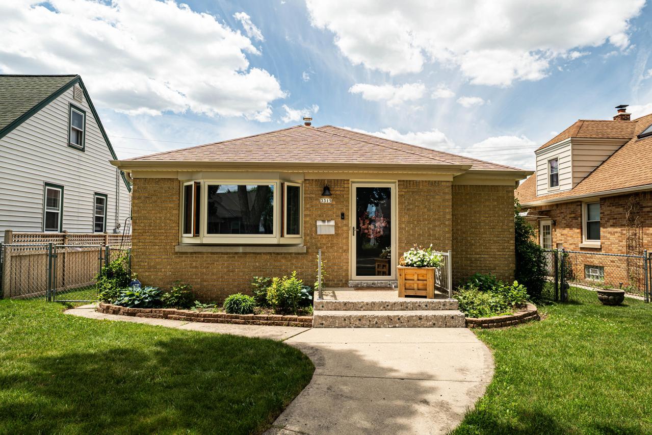 3315 N 91st St, Milwaukee, WI 53222