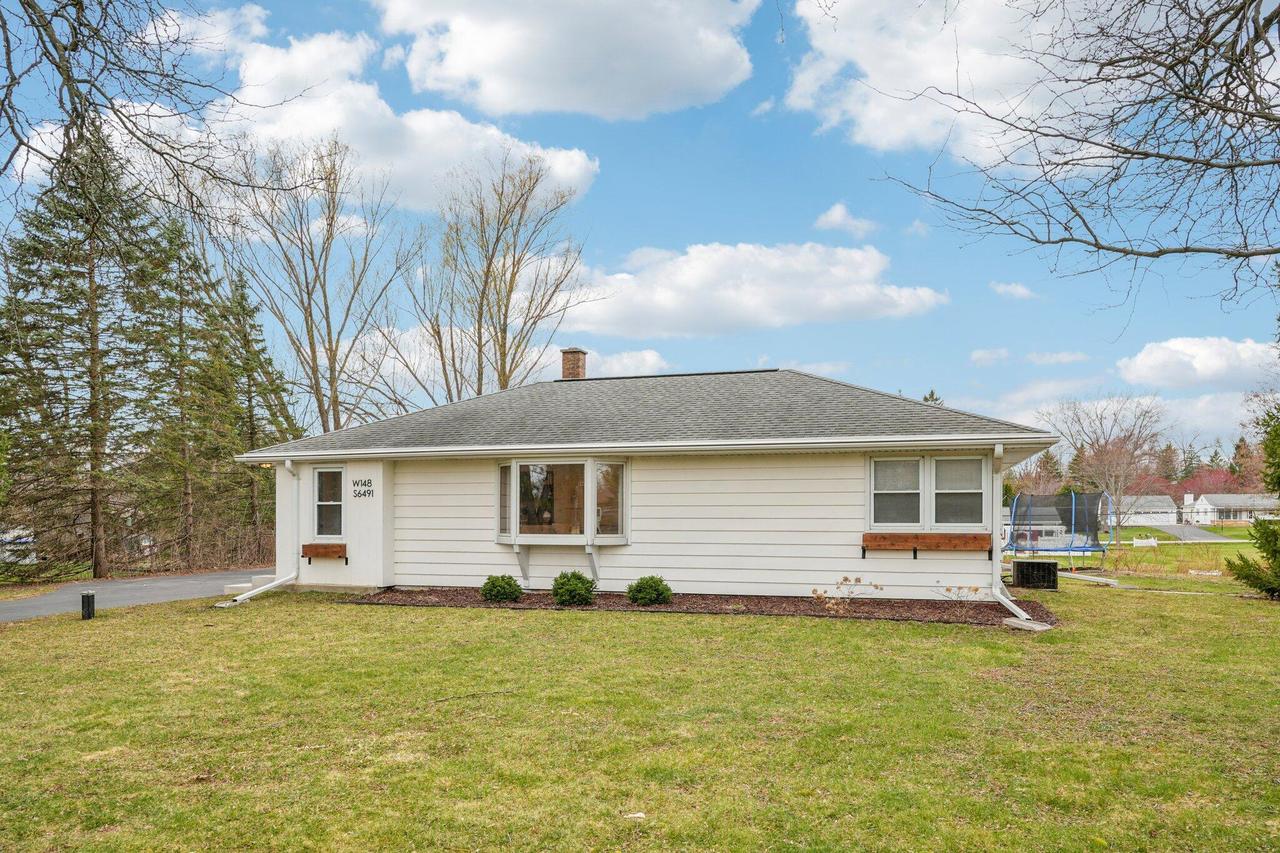 W148S6491 Brookside Dr, Muskego, WI 53150