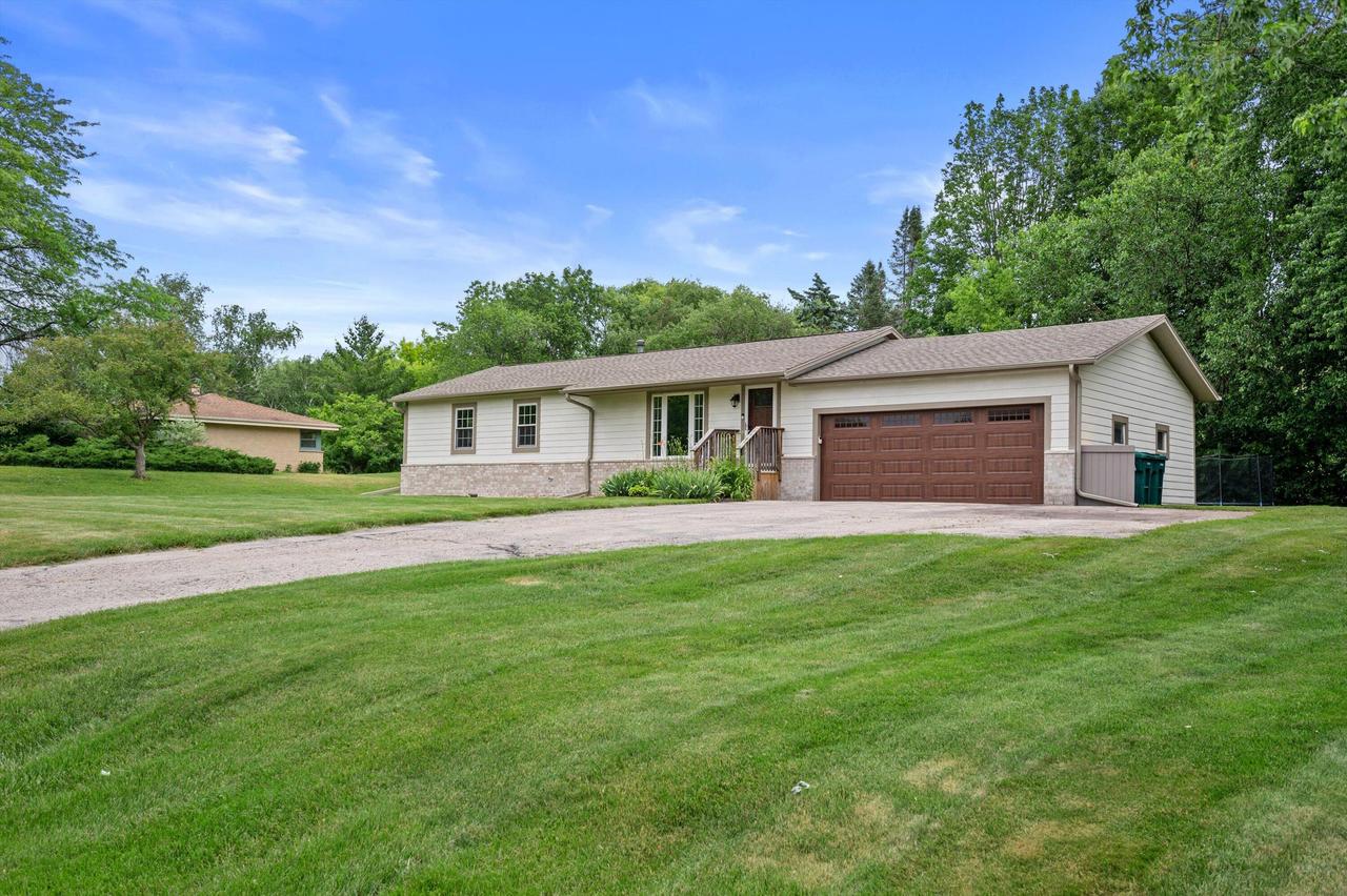 W284N6506 Hawthorne Rd, Merton, WI 53029