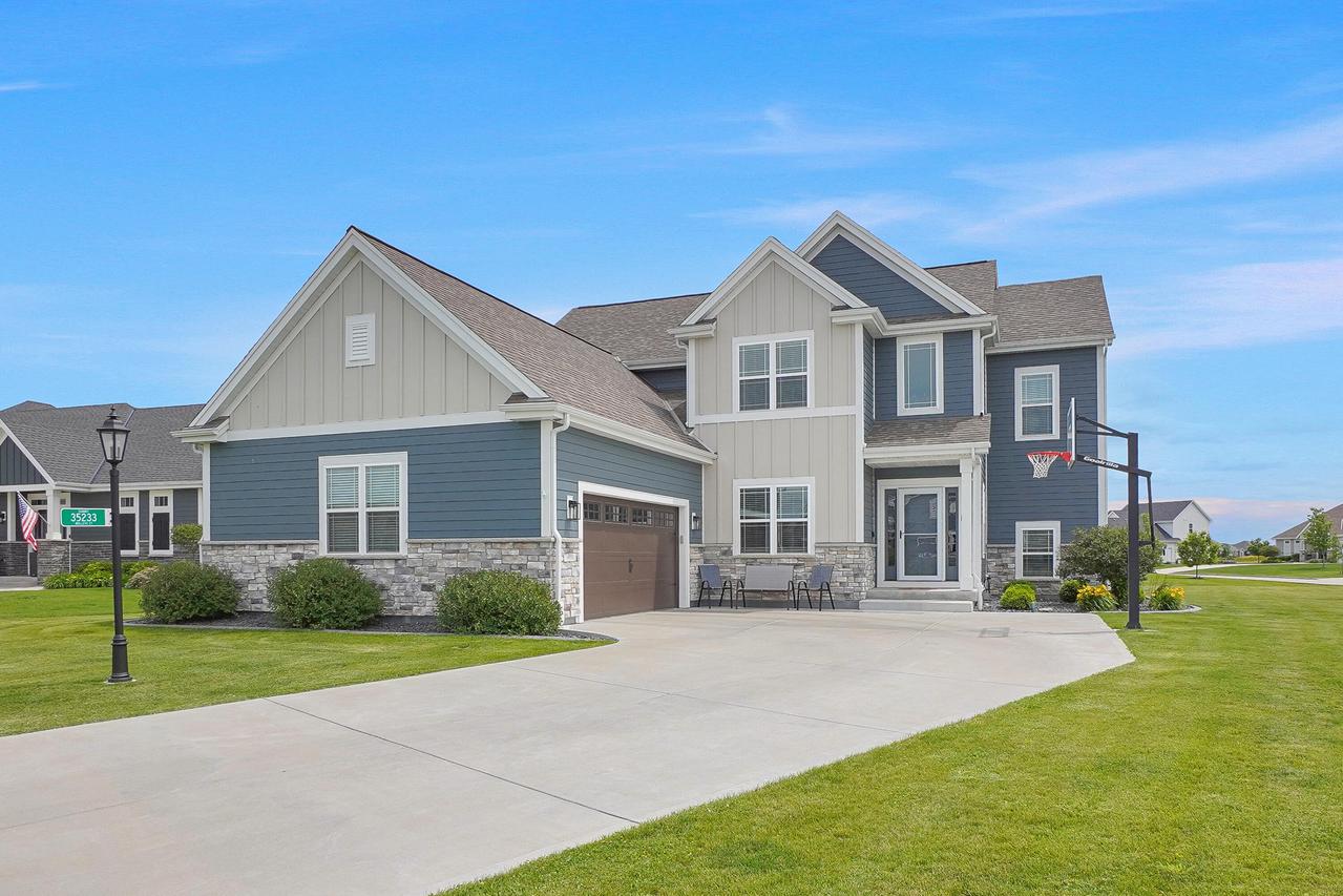35233 Walleye Ct, Summit, WI 53066