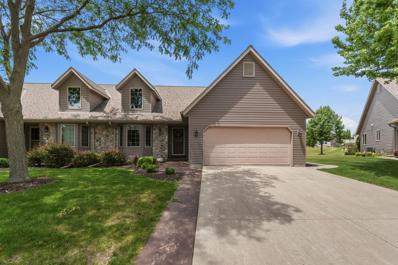 W203N16151 Pin Oak Cir, Jackson, WI 53037