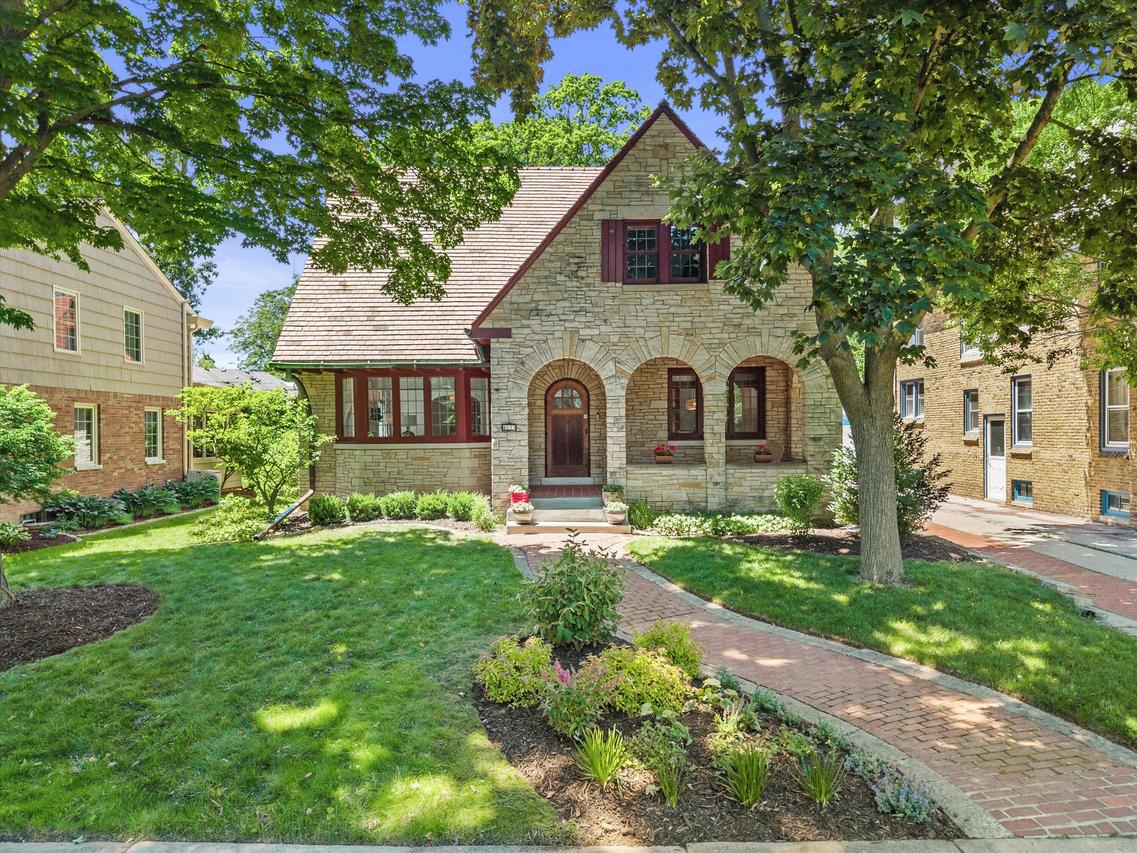 4637 N Murray Ave, Whitefish Bay, WI 53211
