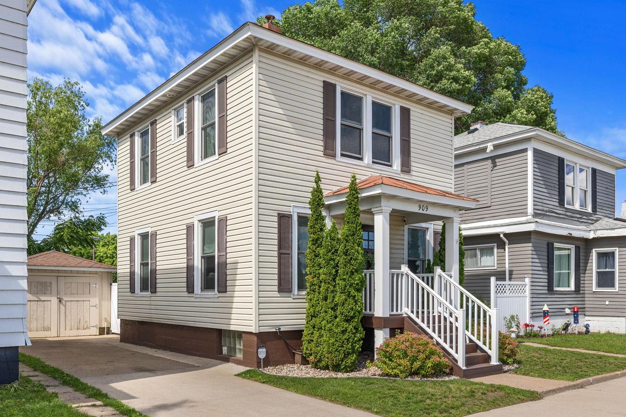 909 Green Bay St, La Crosse, WI 54601