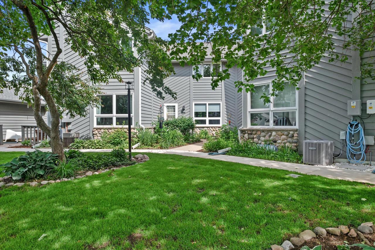15661 W Ridge Rd, New Berlin, WI 53151