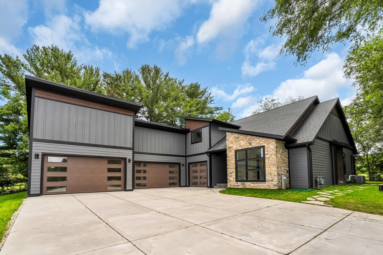 W5303 Briarwood Rd, Sugar Creek, WI 53121