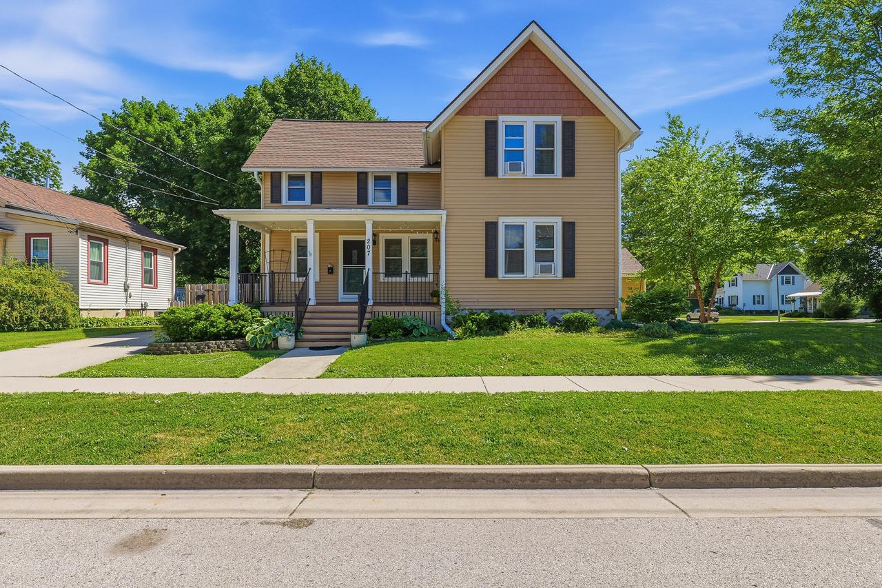 207 E Jefferson St, Oconomowoc, WI 53066