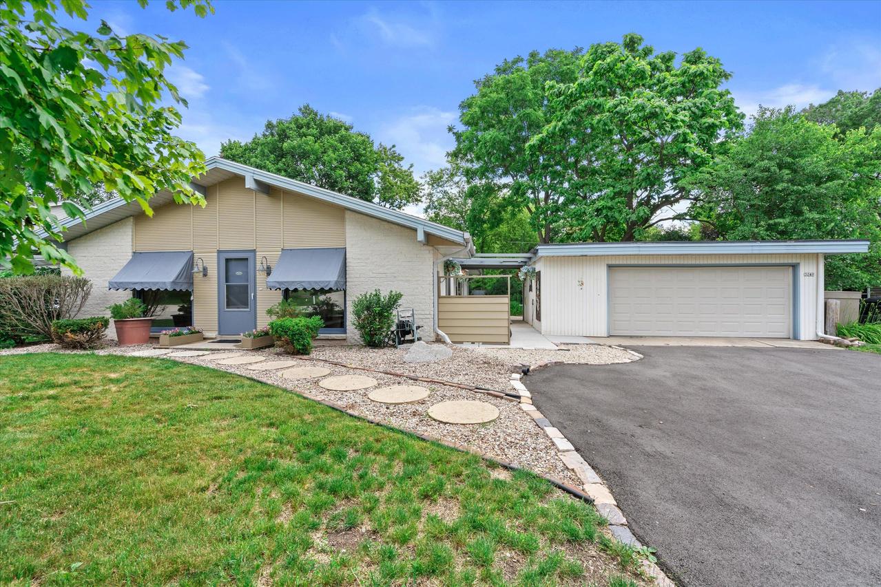3240 S Hickory Rd, New Berlin, WI 53151