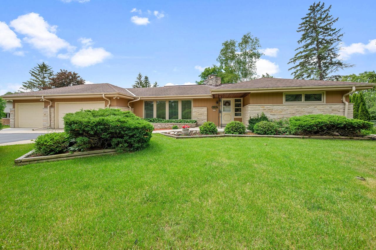 1603 W Zedler Ln, Mequon, WI 53092